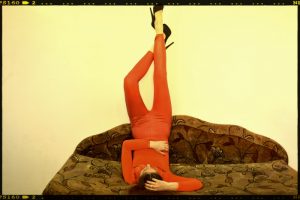 nina-wetlooklegging-highheels-roomcleaner